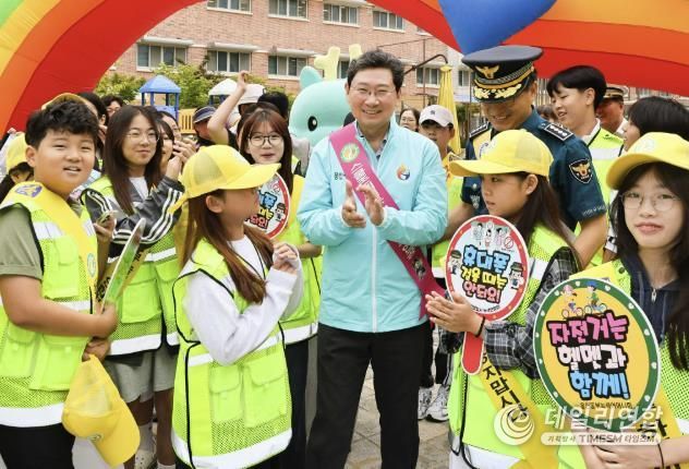 이상일 용인특례시장이 9일 처인구 남사읍에 있는 남곡초등학교에서 교통안전 캠페인에 참여했다.
