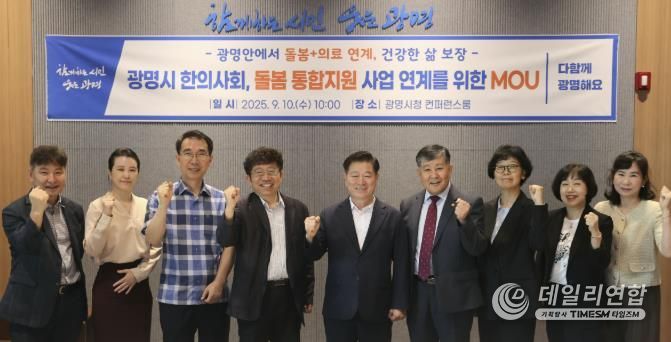 유정훈 대한교통학회장, 홍찬표 도시공간 대표, 김채만 경기연구원 선임연구위원, 이호 한국교통연구원 철도교통연구본부장, 정광복 자율주행기술개발혁신사업단장이 10일 오전 시청 대회의실에서 열린 '새 정부 국정과제 모빌리티 분야 정책자문 토론회'에서 의견을 나누고 있다.