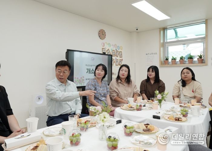 신상진 성남시장이 해님달님놀이터 신흥점 개소식에 참석한 보육관계자, 지역주민들과 소통하고 있다