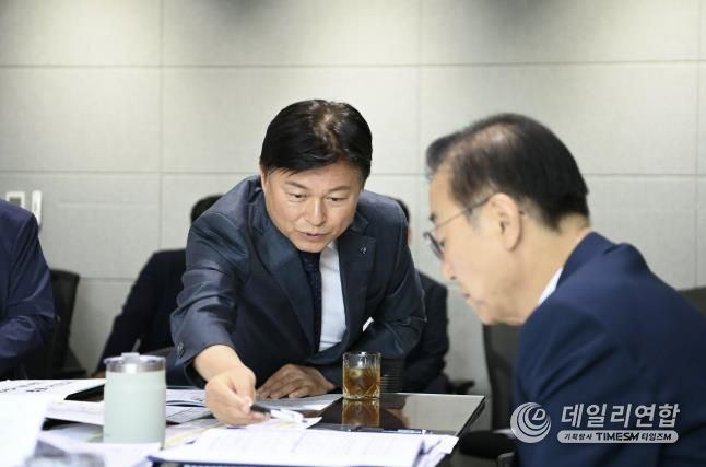 조용익 부천시장(왼쪽)이 12일 서울 중구 국토발전전시관을 방문해 김윤덕 국토교통부 장관에게 부천시 주요 사업 현안을 설명하고, 정부 차원의 전폭적인 지원을 요청하고 있다.