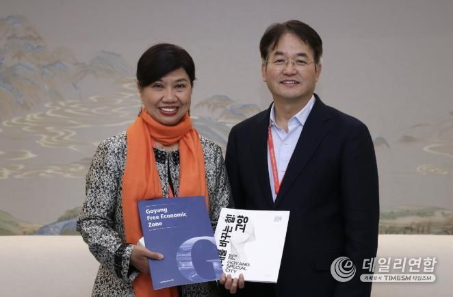 ‘2023 제9차 UCLG ASPAC 이우시 총회’에서 고양시 유치 제안 위해 버나디아 찬드라데위 사무총장과 면담