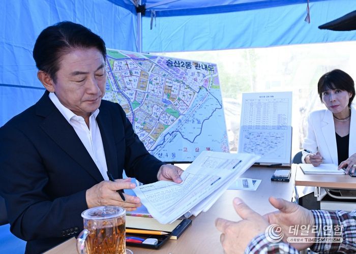 김동근 시장이 9월 19일 송산2동 주민센터 현장시장실에서 시민과 소통하고 있다.