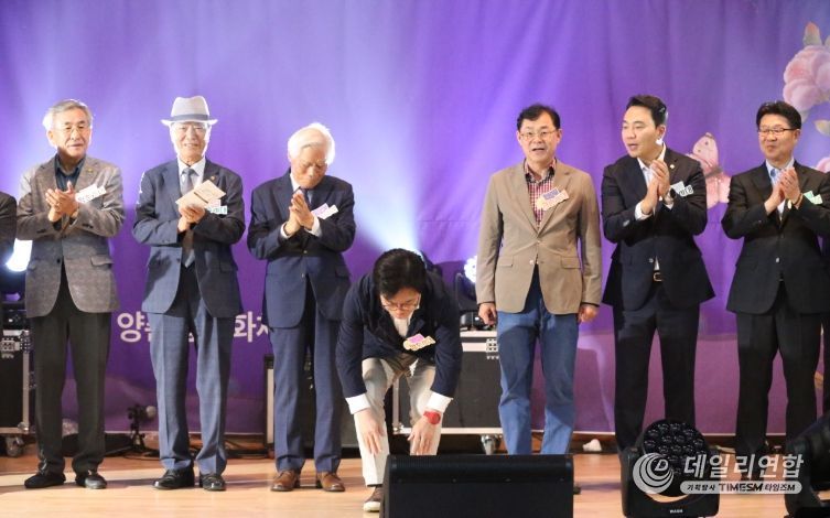 김병수 시장이 20일 양촌읍에서 열린 ‘2025 볕고을 양촌 경로잔치’를 찾아 어르신들에게 감사의 큰 절을 올리고 있다.