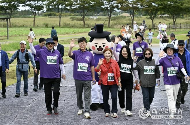 이민근 안산시장(왼쪽 두번째)이 대부포도축제 둘째 날인 20일 대부해솔길 걷기대회에 참여하고 있다.