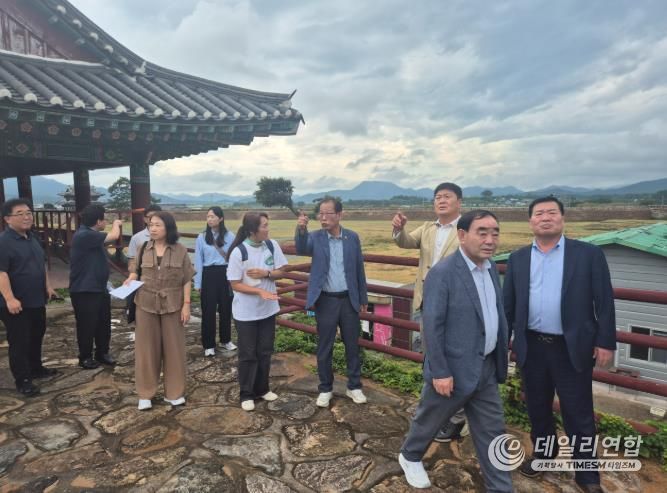 울산시의회 방문단이 병영면 도시재생사업 현장을 둘러보는 모습