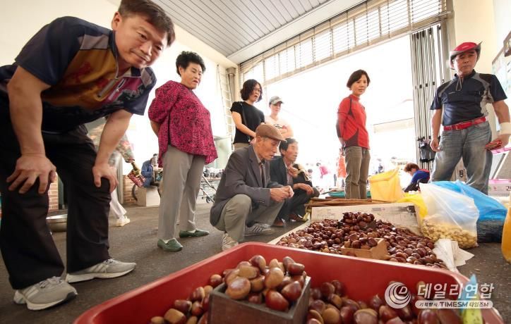 강진읍 시장에서 관광객들이 물건을 고르고 있다