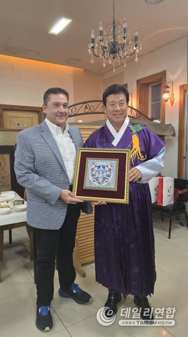 무랏 타메르 주한 튀르키예대사(왼쪽)와 박범인 금산군수(오른쪽)이 기념사진을 찍고 있다.