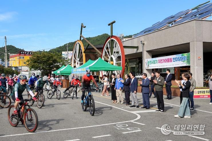순천시장기 자전거 어울림 한마당대회에서 선수들이 힘차게 출발하고 있다.
