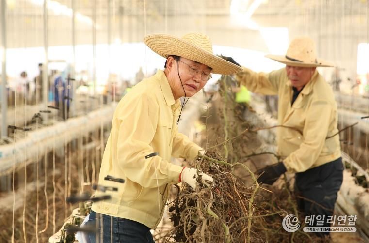 나주시가 ‘7월 호우 피해’를 입은 세대에 재난지원금 지급을 완료했다. 사진은 윤병태 나주시장이 집중호우로 피해를 입은 농가에서 복구 작업을 돕고 있는 모습.
