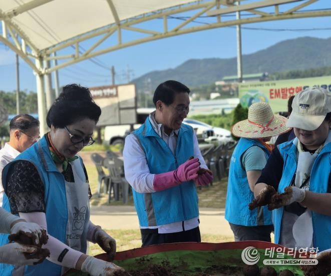 홍성군 홍성읍 주민자치회, EM 흙공으로 하천 살리기 나서