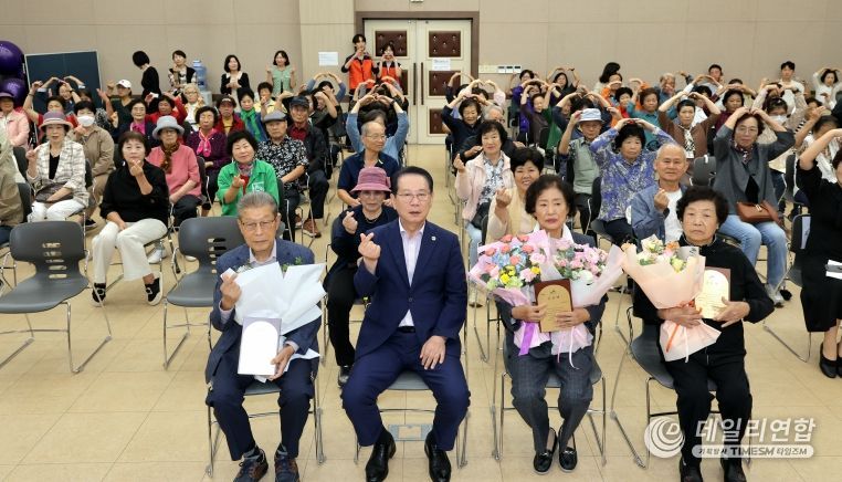 괴산군, 제18회 치매 극복의 날 맞아 치매돌봄가족 유공자 표창...“치매여도 괜찮아”