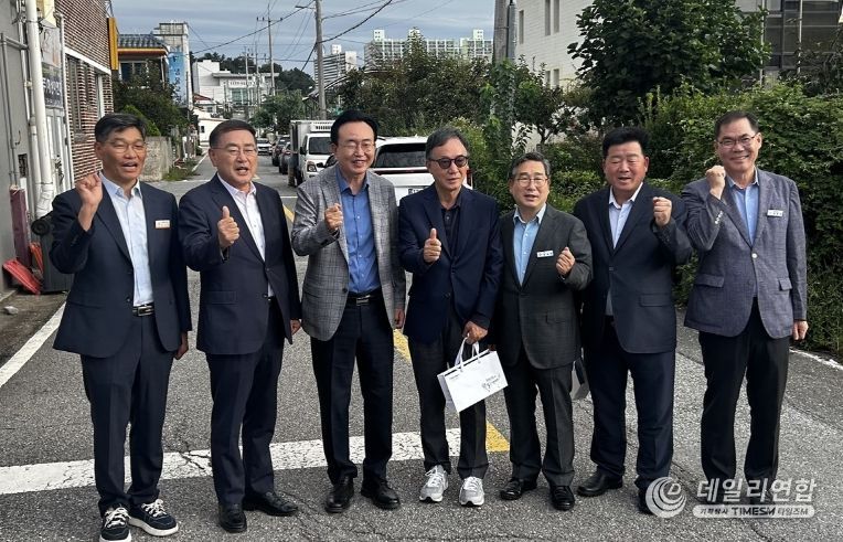 윤병태 나주시장(왼쪽 세 번째), 정종완 판아시아 대표(왼쪽 네 번째), 한문철 골든힐 대표(오른쪽 두 번째), 박홍래 전 전라남도 농업기술원장(왼쪽 두 번째)이 농수산식품 수출 확대 논의를 마치고 기념사진을 찍고 있다