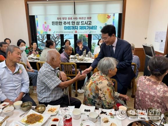 추석명절 어르신 위문 행사에서 강진원 군수가 일일이 격려의 말을 건네고 있다.