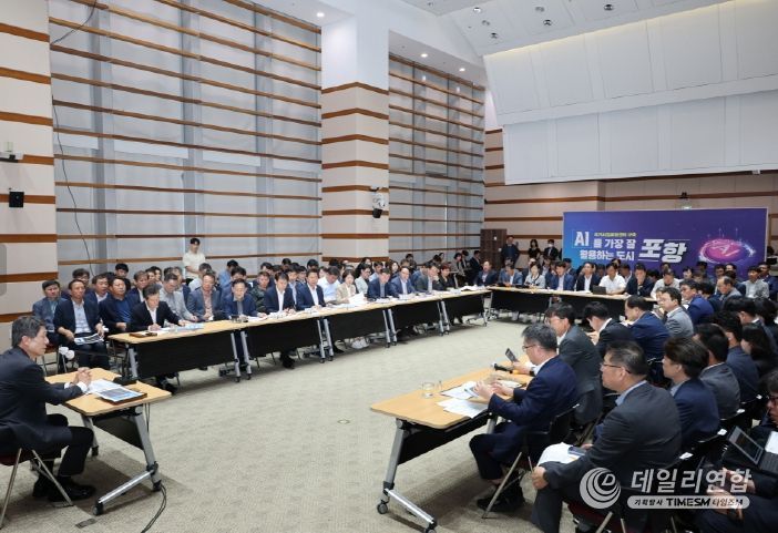 이강덕 포항시장이 1일 시청 대회의실에서 10월 확대간부회의를 주재하며 추석 연휴를 맞아 민생 안정과 지역 경제 활성화를 위해 현안 업무에 만전을 기해 줄 것을 당부했다.