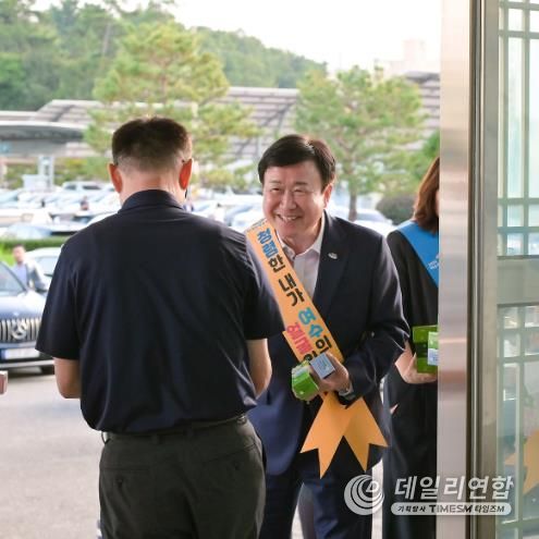 지난 1일 퇴근길 시청 본관 후문에서 추석 명절을 앞두고 ‘청렴한 데이’ 청렴 실천 캠페인을 진행했다.