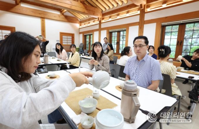 희조 동구청장과 영유아 부모들이 다도와 향 체험을 진행하고 있다.