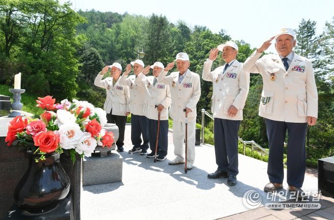 지난 5월 화천지역 6.25 전쟁 참전용사들이 화천읍 자유수호 희생자 위령탑을 찾아 참배하고 있다