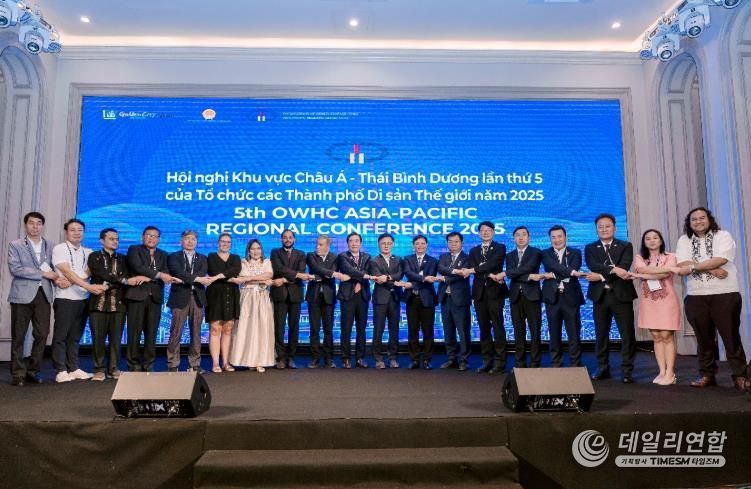 지난 14일 베트남 후에시에서 열린 ‘제5차 세계유산도시기구 아시아·태평양지역 총회’에서 각국 대표들이 기념 촬영을 하고 있다.