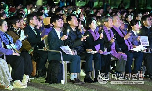 오세훈 서울시장이 25일(토) 저녁 서울광장에서 열린 ‘10.29 이태원 참사 3주기 시민추모대회’에 참석했다.