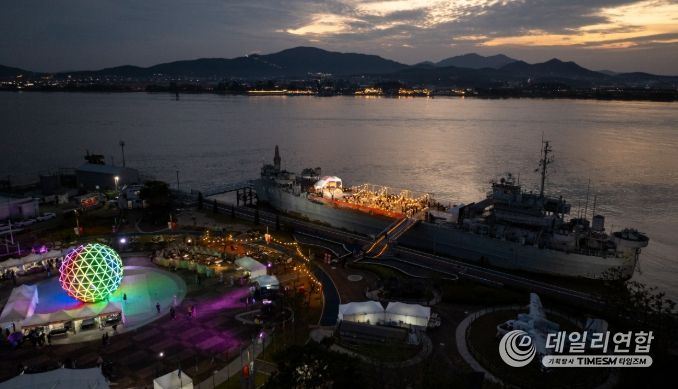 김포시가 25일 김포함상공원 및 대명항 일대에서 ‘2025 김포 선셋 페스타 위드 로컬푸드 다이닝’ 행사를 개최했다.