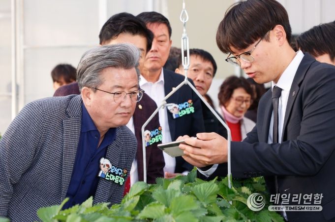 지난 28일 진행된 ‘유성구 스마트팜’ 개장식에서 정용래 유성구청장이 스마트팜 기술 시연을 확인하고 있다