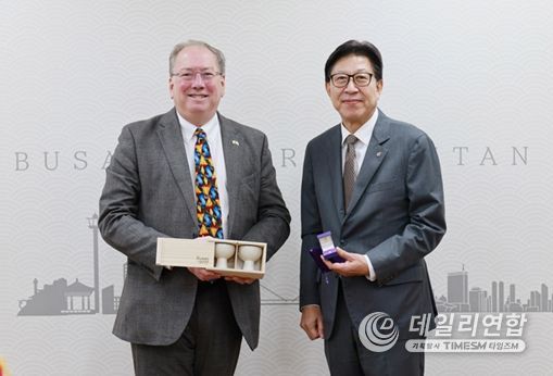 박형준 시장, '마이클 마이넬리' 영국 지옌 회장 접견