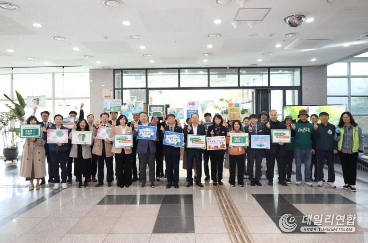 울산교육청 직원들이 30일 1층 중앙현관에서 '환경친화적 청사 만들기 홍보 활동'을 열고 기념촬영을 하고있다