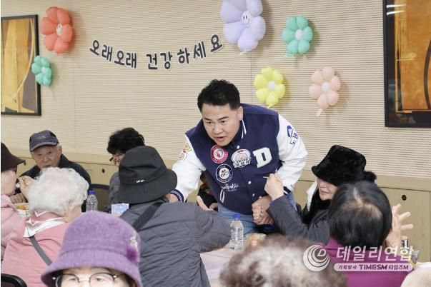 오언석 도봉구청장이 2025년 창4동 경로잔치를 찾아 어르신들과 인사를 나누고 있다