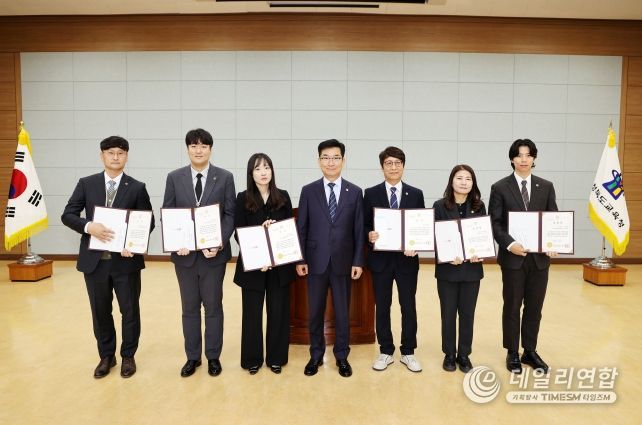 충북교육청, 친절교직원·민원만족도 우수 부서 및 직원 표창