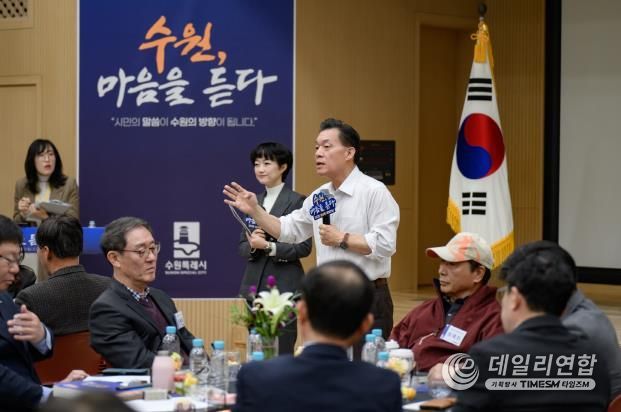 이재준 시장이 행궁동 새빛만남에서 이야기를 하고 있다.