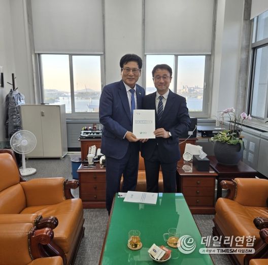 이상익 함평군수, 조계원 의원 기념촬영 모습