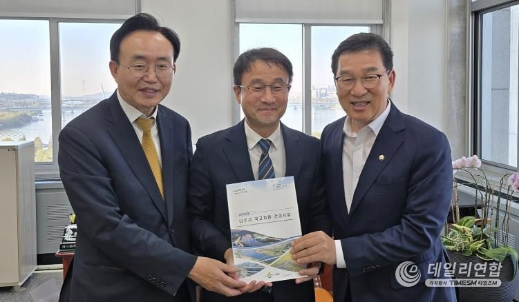 윤병태 나주시장은 지역 핵심 현안 사업의 국비 확보를 위해 지난 3일 국회를 방문, 예결위원회와 주요 상임위원회 등을 찾아 적극적인 건의 활동을 펼쳤다. 사진 왼쪽부터 윤병태 나주시장, 한병도 예산결산특별위원장, 신정훈 행정안전위원장.