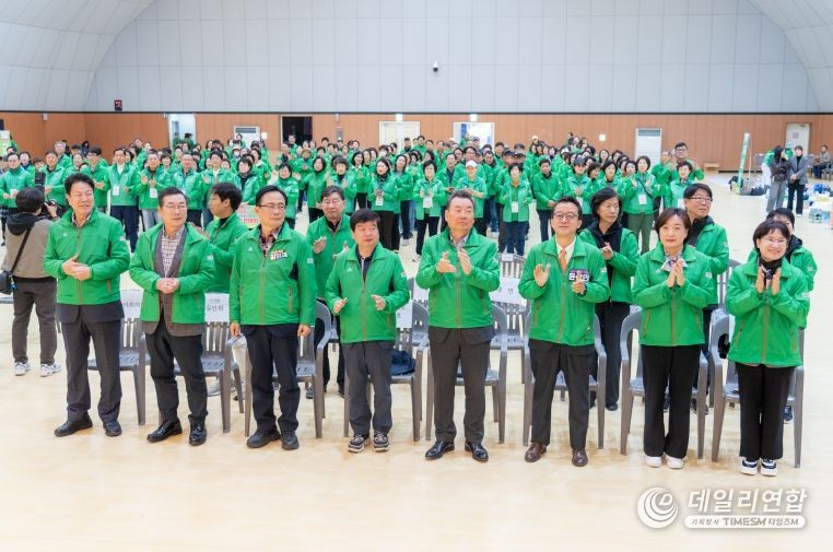 설명)8일 ‘새마을 한마음 수련대회’에 참석한 강남구의회 의원들(좌측에서 1번째 이호귀 의장, 좌측에서 4번째 이동호 운영위원장)