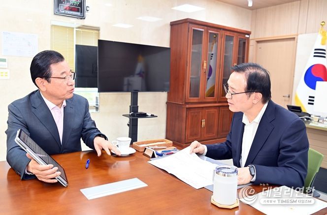 이현재 하남시장이 지난 11일 경기도교육청 북부청사에서 임태희 경기도교육감과 면담을 갖고 하남교육지원청 신설, 위례·감일신도시 과밀학급 해소 등 주요 교육 현안을 논의하고 있다.