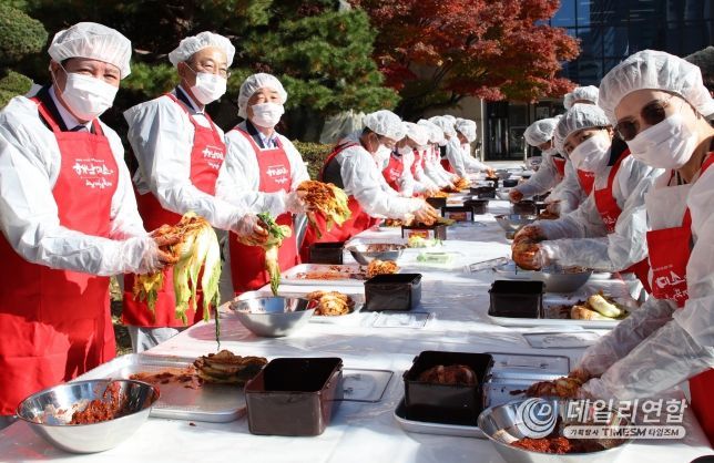 안양시는 전남 해남군과 함께 14일 오전 10시30분 안양시청 앞마당에서 2025년 김장김치 나눔행사를 개최하고 김치 담그기 행사를 진행하고 있다.