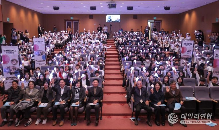 19일 용인특례시청 에이스홀에서 '노래로 기억하고 춤으로 표현하는 광복 80주년'을 주제로 청소년 창작동요·무용 발표회'가 열렸다..