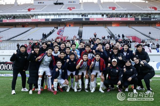 11월 22일 서울 원정경기에서 승리한 김천상무 선수단이 승리샷을 찍고 있다