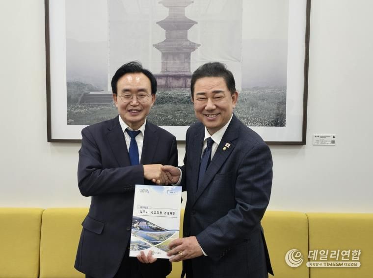 윤병태 나주시장(왼쪽)이 지난 24일 김병기 더불어민주당 원내대표(오른쪽)와 면담을 갖고 2026년 국고 지원 사업 설명하고 지원을 요청했다.