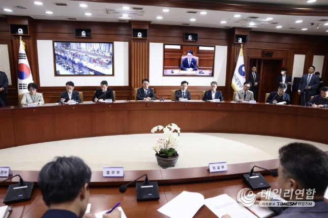 김민석 국무총리가 24일 세종대로 정부서울청사에서 열린 헌법존중 정부혁신 TF 간담회를 주재하고 있다.