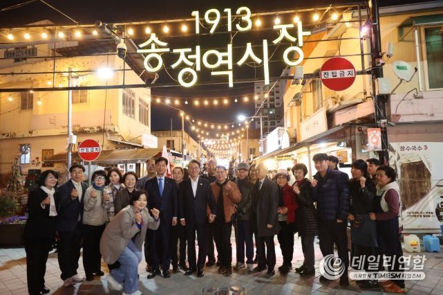 김민석 국무총리가 26일 광주 광산구 1913송정역시장을 방문, 상인들과 인사를 나누고 기념촬영을 하고 있다.