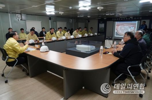 김인호산림청장이 27일 국립새만금수목원 조성지에 대한 현장점검을 실시하고 겨울철 안전사고 대비 상황을 점검했다
<p> </p>
<p>