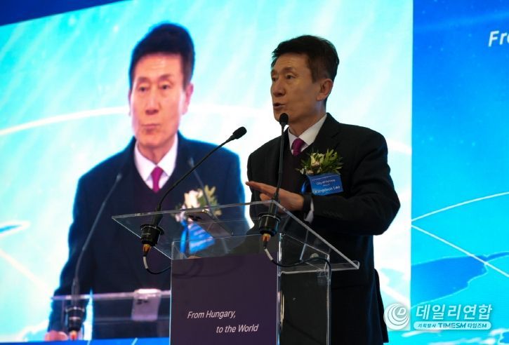 난 28일(현지시간) 헝가리 데브레첸에서 열린 에코프로 헝가리 양극재 공장 준공식에 참석한 이강덕 포항시장.