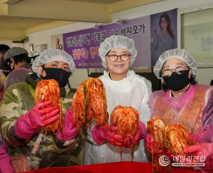 이순희 강북구청장이(왼쪽 두 번째) 봉사자들과 김장나눔 행사 기념촬영을 하고 있다