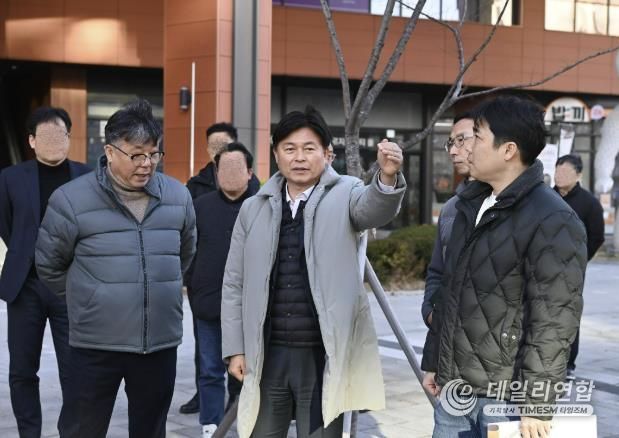 조용익 부천시장이 1일 7호선 신중동역 GTX-B 환기구 공사 예정 현장을 둘러보고 있다.