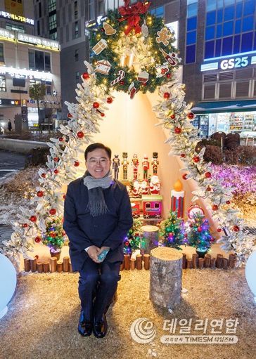 진교훈 서울 강서구청장이 발산역 1번 출구 앞 광장에 조성된 ‘마곡 위시빌리지’ 점등식을 찾아 크리스마스 조형물 앞에서 기념사진을 찍고 있다.