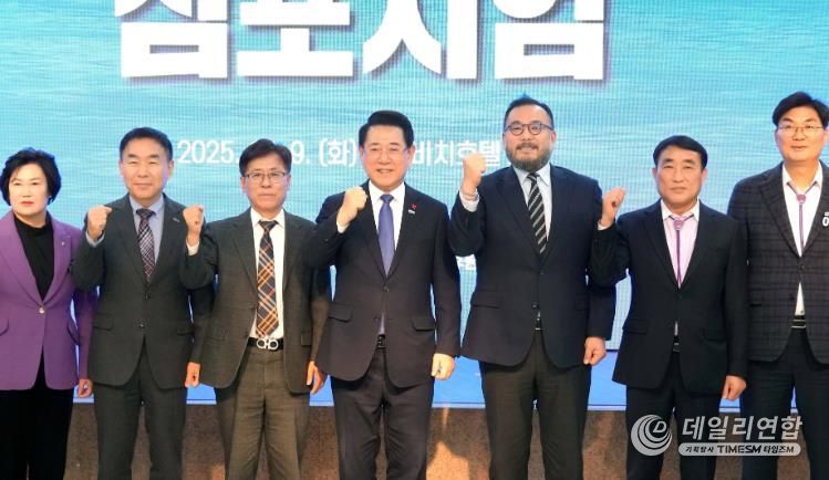 김영록 전라남도지사가 9일 목포 신안비치호텔에서 열린 ‘해상풍력사업 국민 100조 펀드 도약 심포지엄’에 참석해 주요내빈과 기념촬영을 하고 있다.