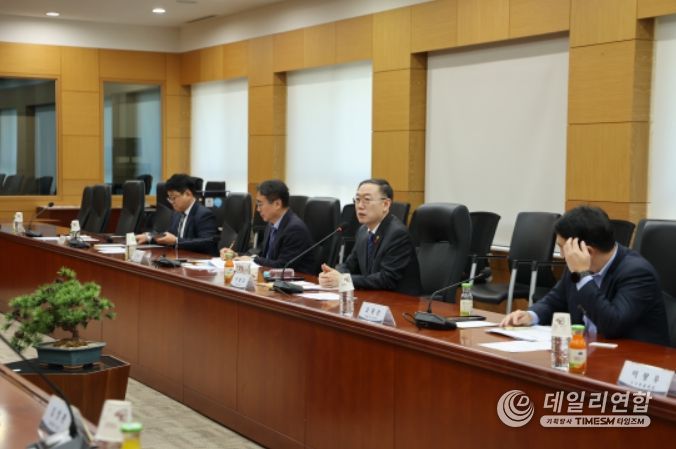 이명구 관세청장(오른쪽에서 두번째)이 9일 서울세관에서 열린 관세청 수사발전 자문위원회 출범식에서 발언하고 있다.