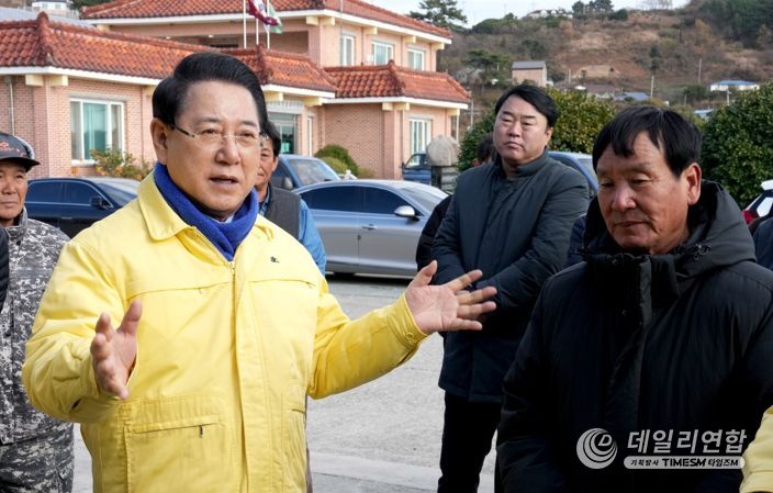 김영록 전라남도지사가 14일 완도군 약산면 득암리에서 완도 미역 양식장 피해 현황 및 건의사항을 청취하고 신속한 피해복구 대책을 당부하고 있다.
