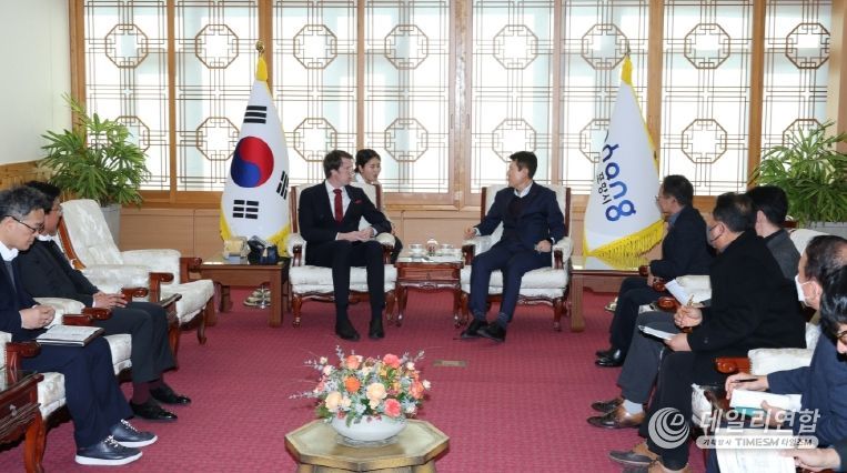 15일 북극경제이사회(Arcticn Economic Council, 이하 AEC) 매즈 크비스트 프레데릭센 사무총장이 포항시청을 방문해 이강덕 포항시장 및 관련 부서 국·과장과 함께 지속가능한 북극권 협력방안을 논의했다.