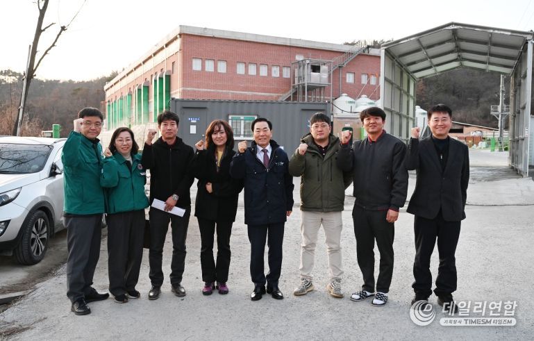 1. 성낙인 창녕군수가 상철농장을 방문하여 관계자들과 기념촬영을 하고 있다.